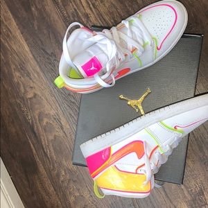 Jordan 1 mid edge glow